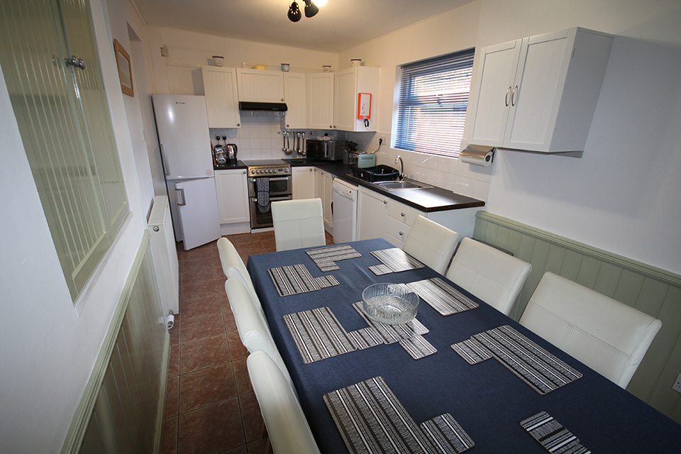 Abersoch Farm House kitchen and dining table and chairs